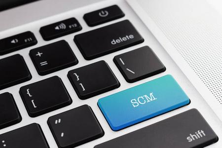 scm 供应链管理 关闭绿色按钮键盘的电脑.数字业务和技术概念照片